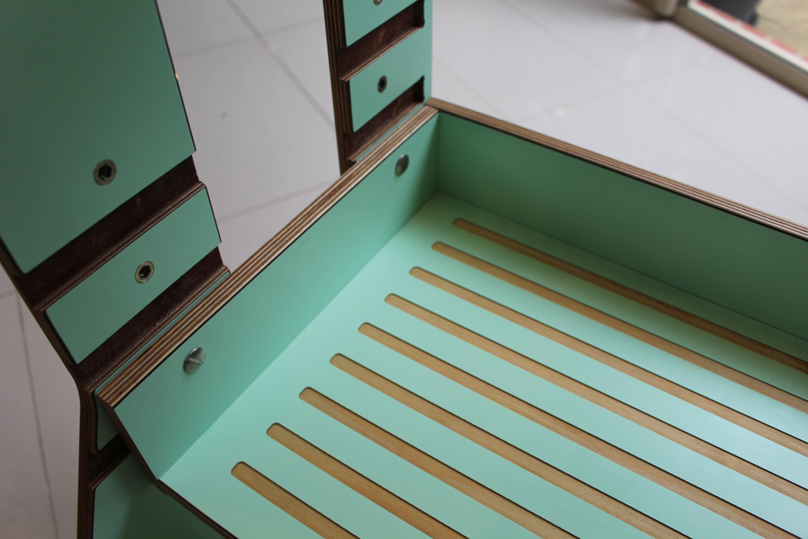 plyco's mint green decoply in use